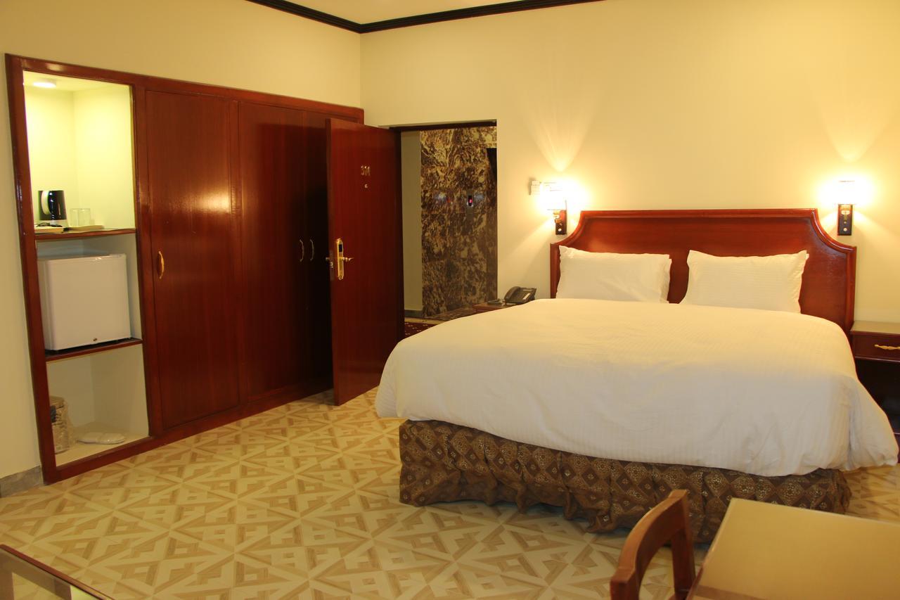 Indus Hotel Hyderabad Ngoại thất bức ảnh